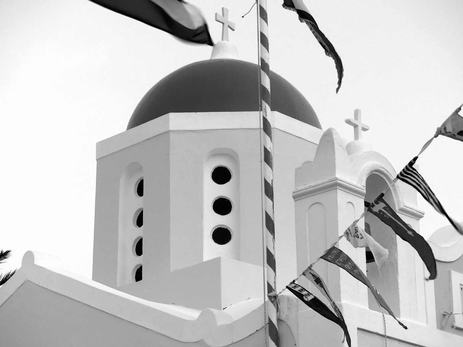 پرچم یونان و نمایی از معماری معروف سانتورینی