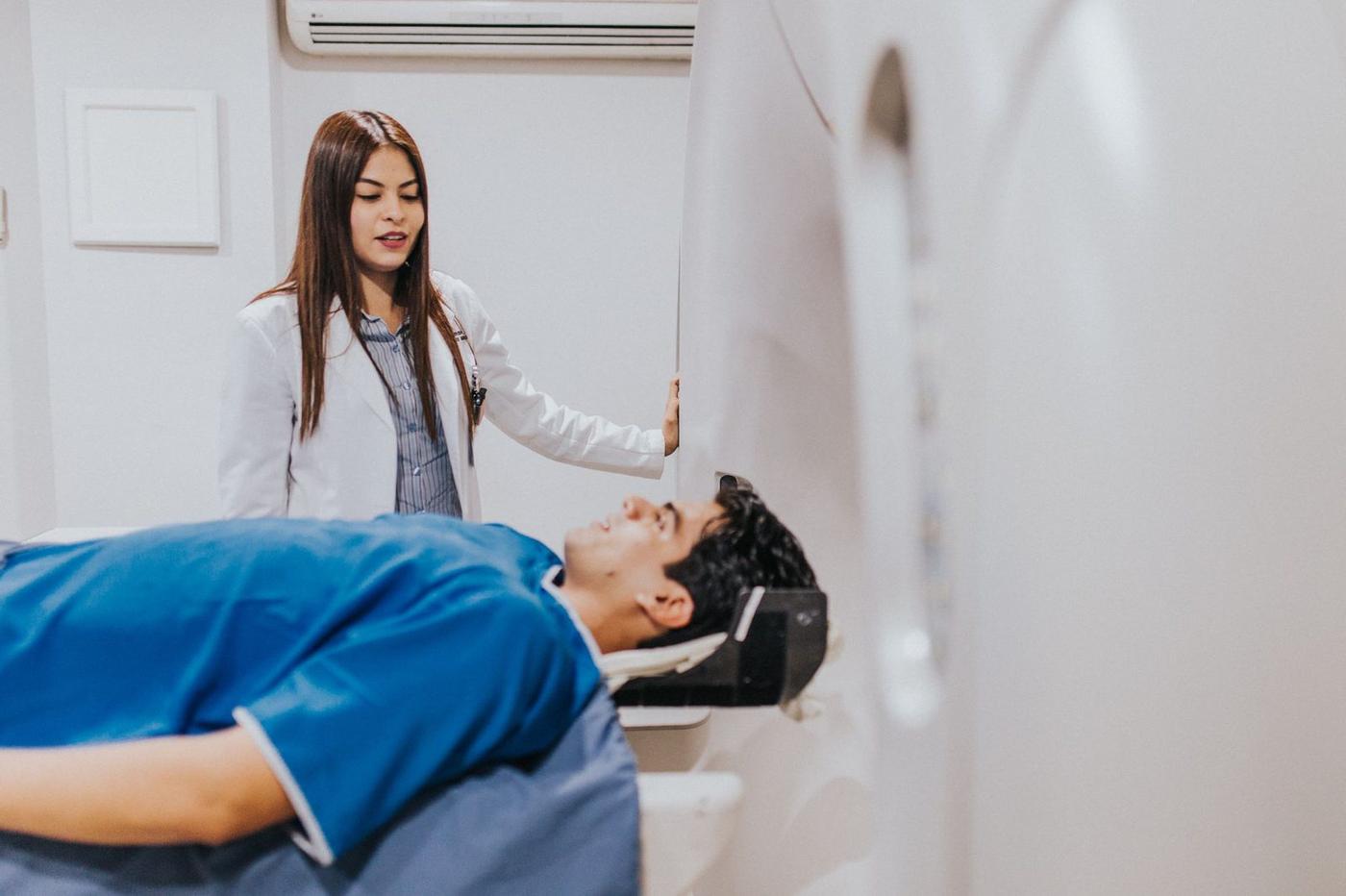 پزشک در حال بررسی مدارک طبابت در آلمان