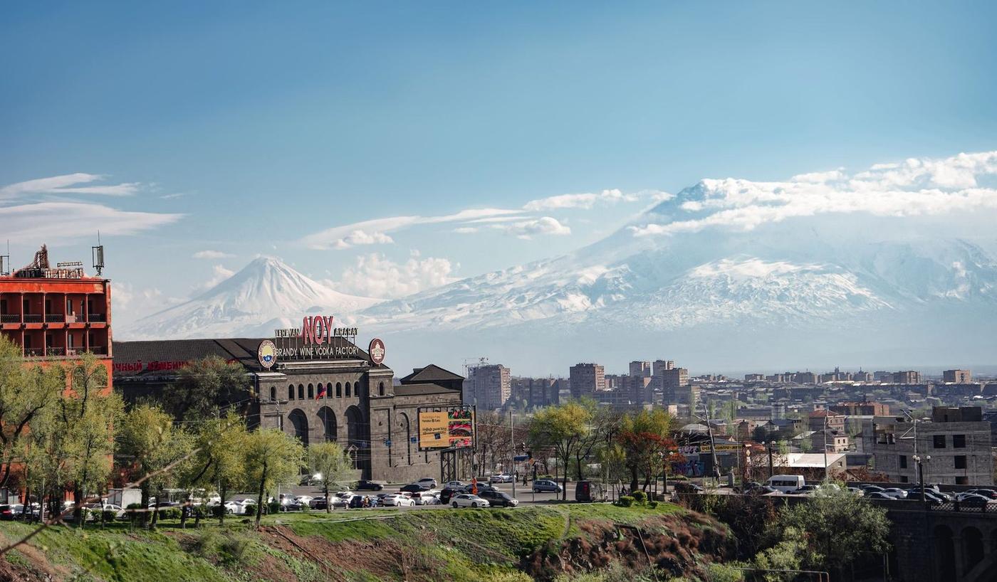 نمایی از میدان جمهوری ایروان و کوه آرارات ارمنستان