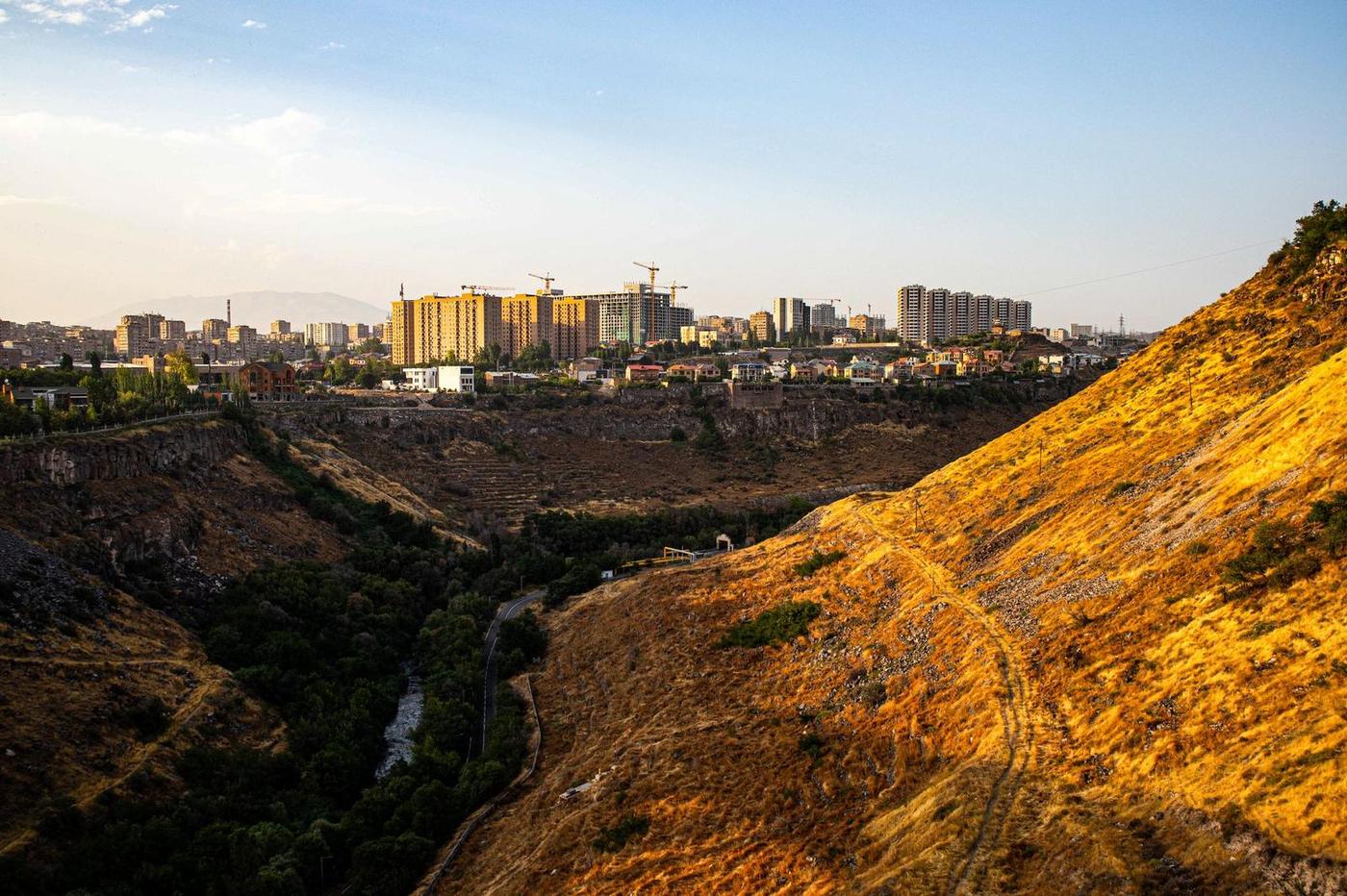 ملاقات کاری در دفتر ثبت شرکت در ارمنستان