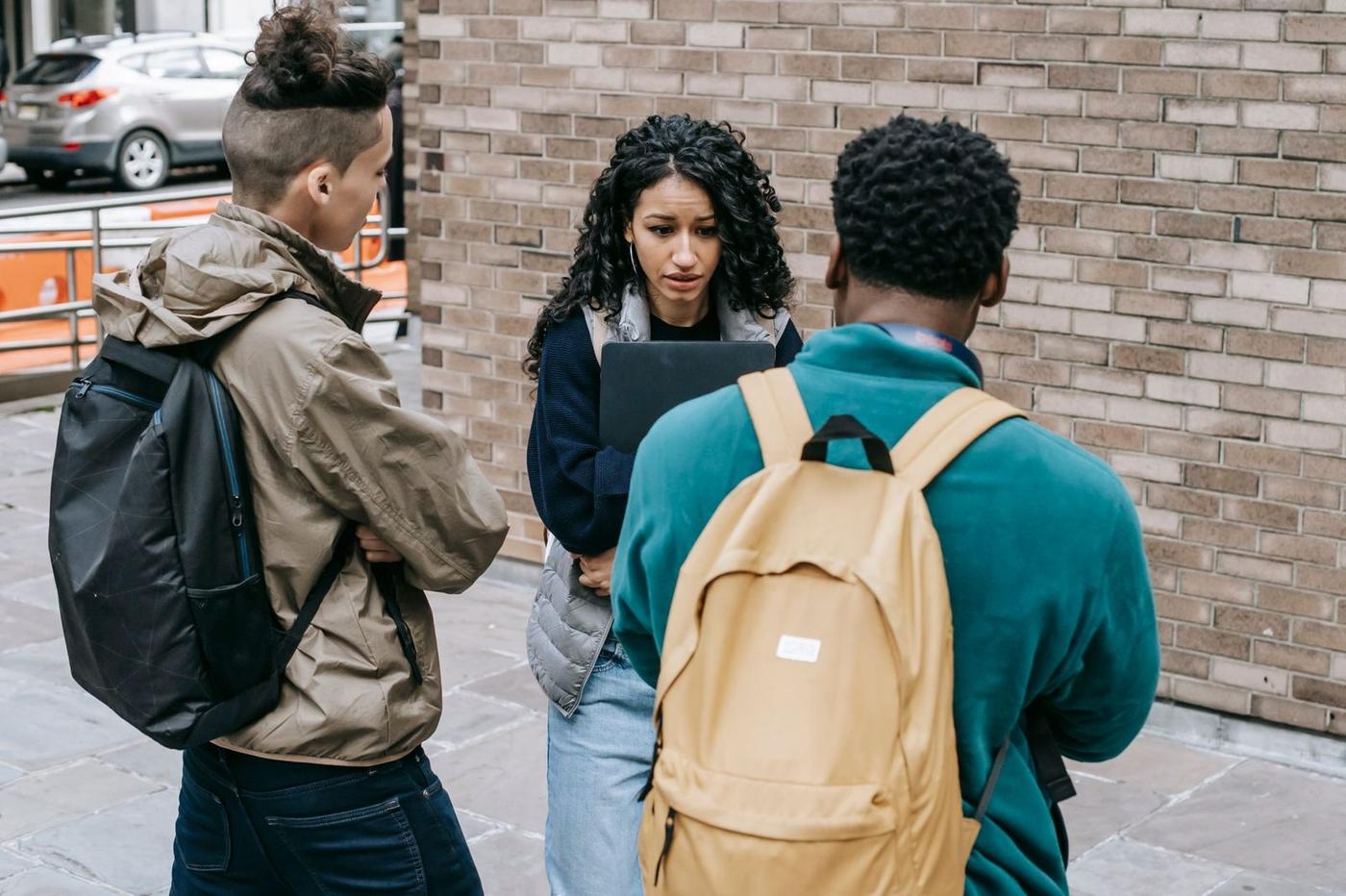 دانشجویان در محوطه دانشگاهی در بلژیک
