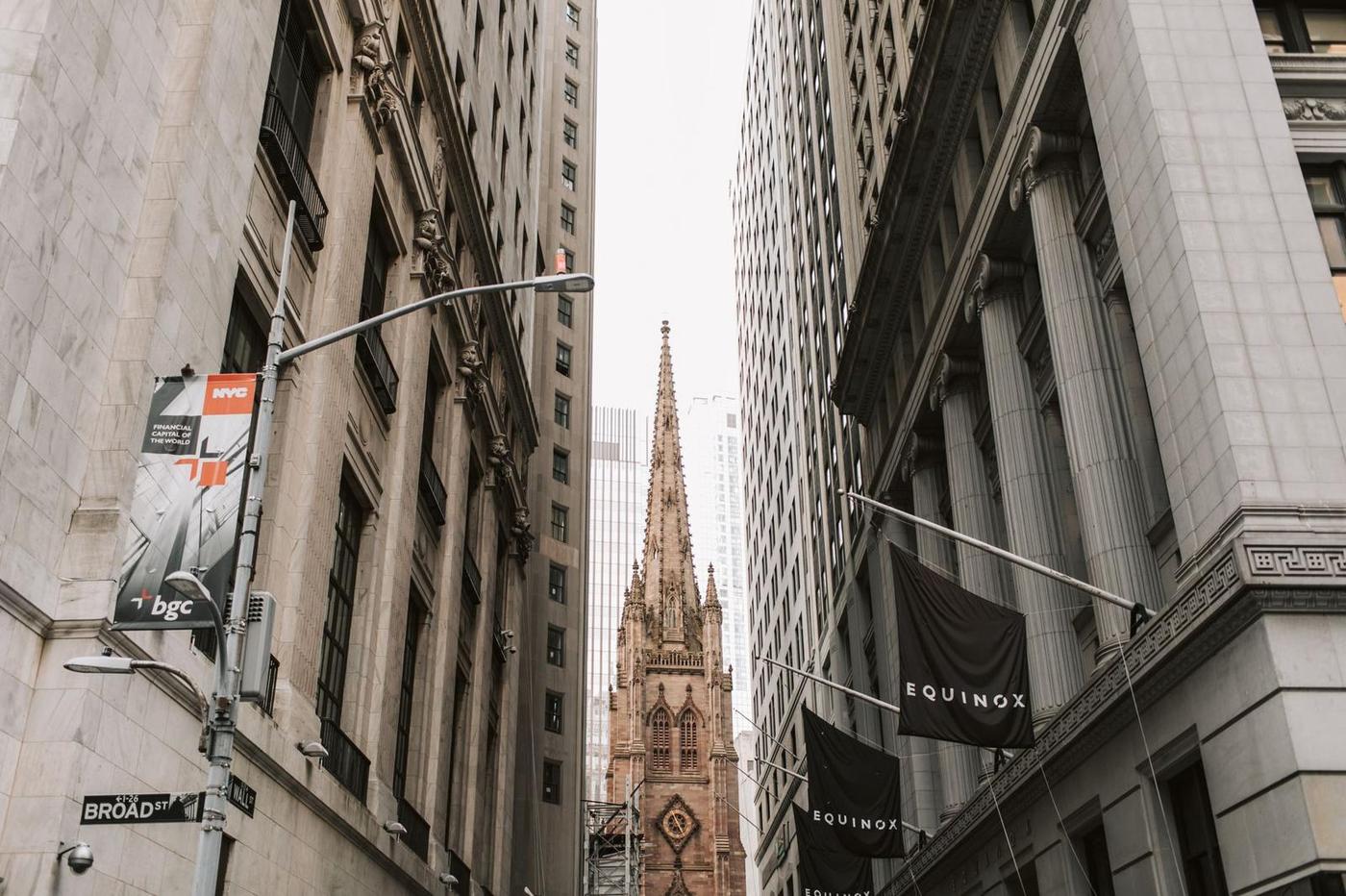 خیابان وال استریت و نمادهای مالی آمریکا