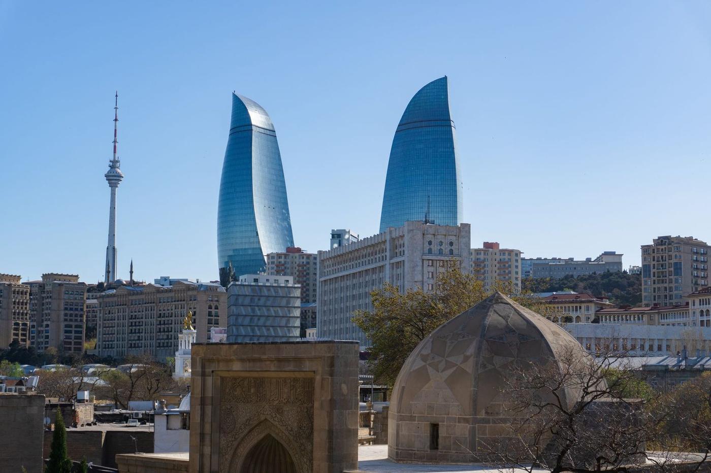 نمای برجهای شعله و معماری مدرن در باکو آذربایجان