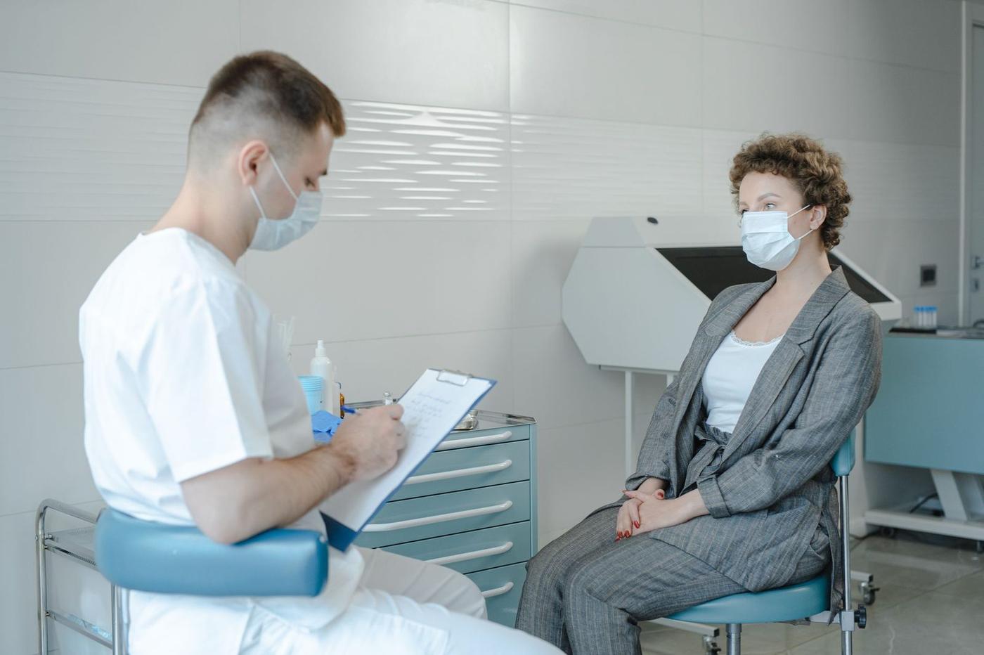پزشک متخصص در حال مشاوره بیمار در بیمارستان مدرن دبی