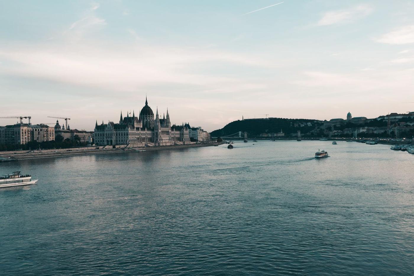 نمای زیبایی از ساختمان پارلمان مجارستان در کنار رودخانه دانوب