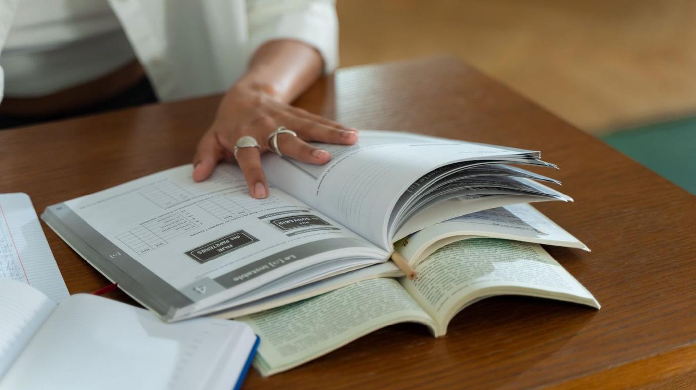 IELTS یا TOEFL برای مهاجرت تحصیلی — مقایسه کامل ۲۰۲۶