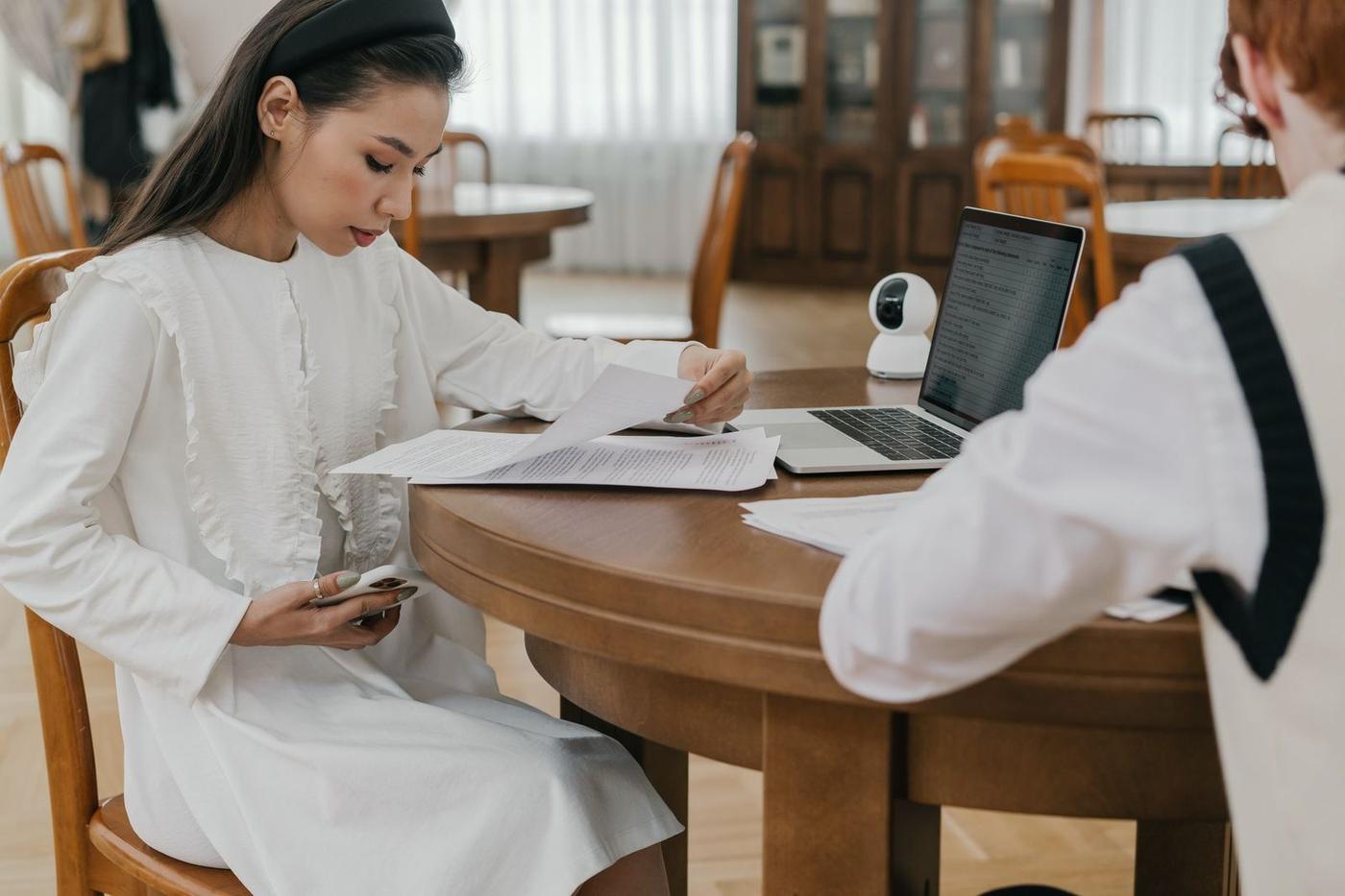 بررسی مدارک تحصیلی برای پذیرش دانشگاه زیگن