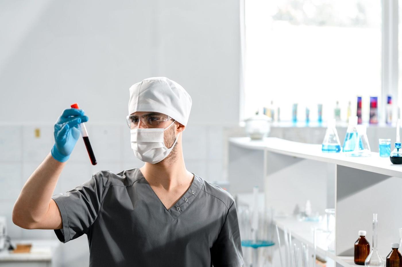 متخصص علوم آزمایشگاهی در حال کار در آزمایشگاه مدرن اسپانیا