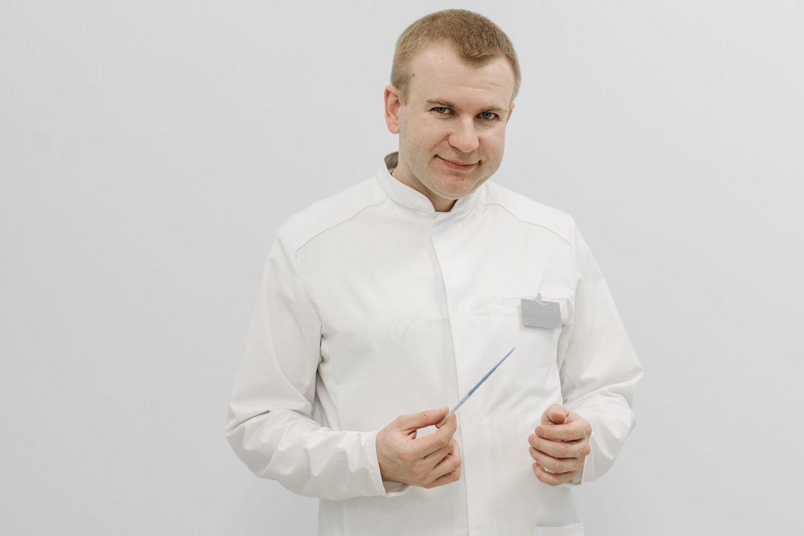 پزشک متخصص در حال بررسی مدارک پزشکی بیمار در بیمارستان روسیه