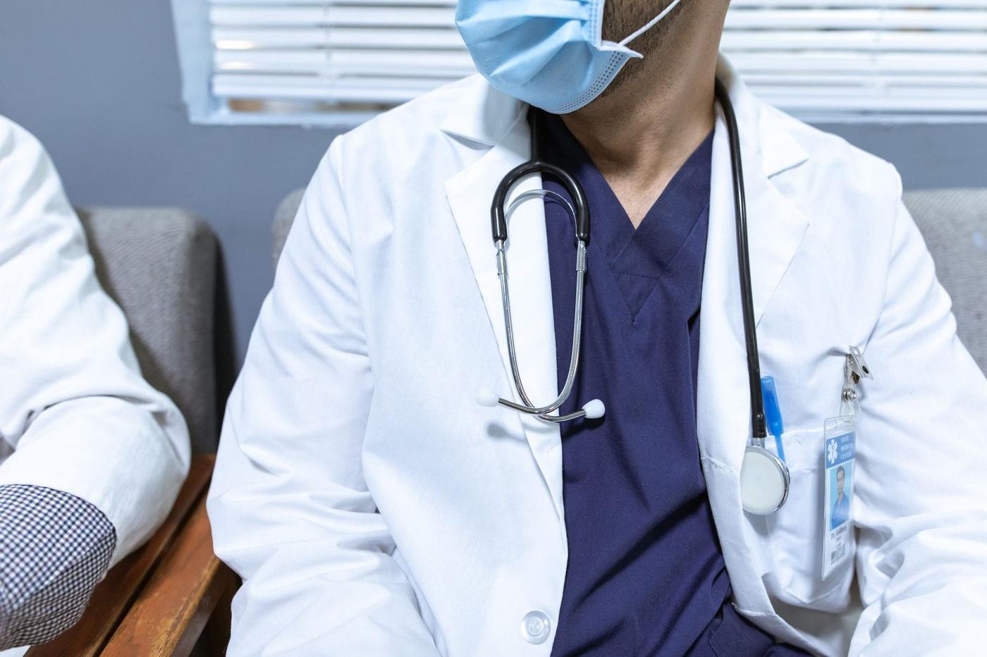 پزشک متخصص در بیمارستان آمریکا