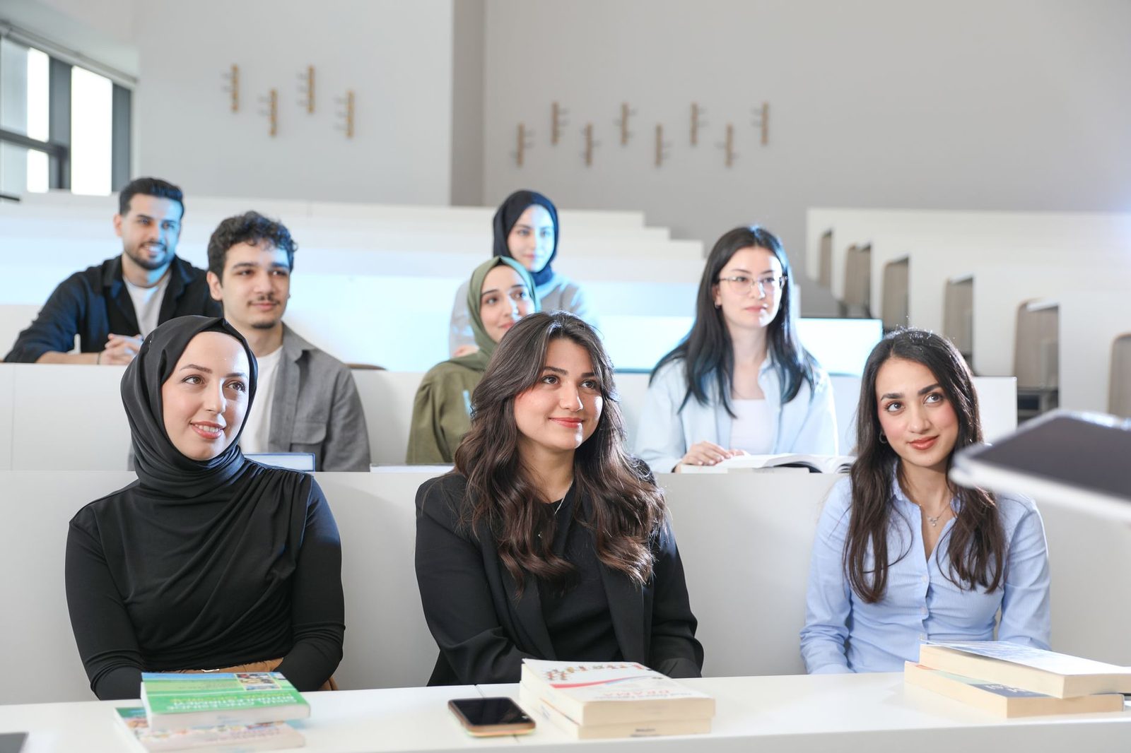 دانشجویان پزشکی در حال یادگیری در کلاس درس مدرن در عمان