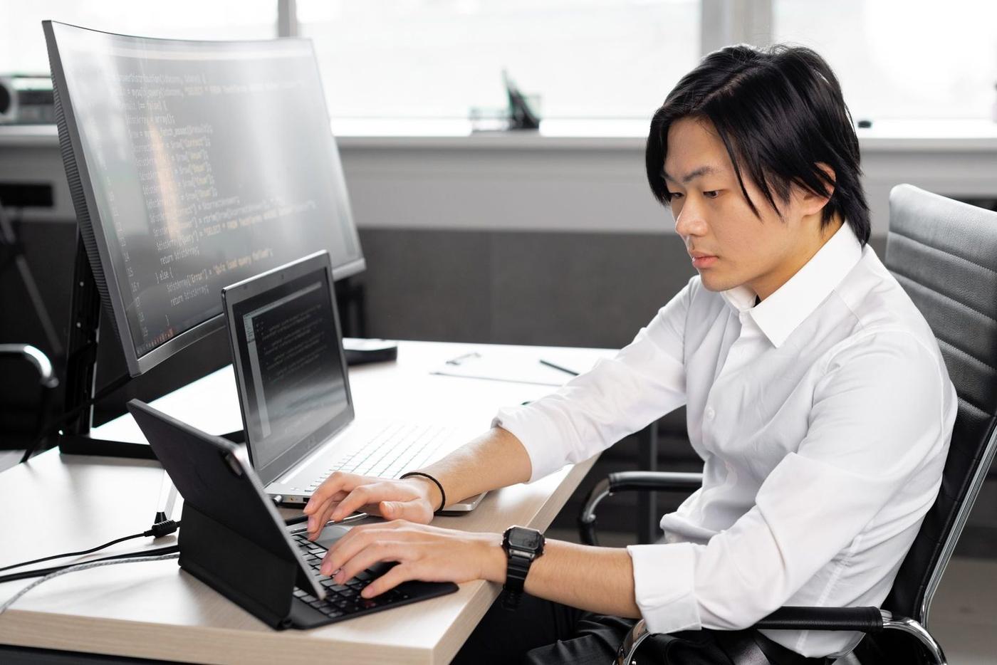 محیط کاری مدرن و متخصصان مشغول به کار در سئول
