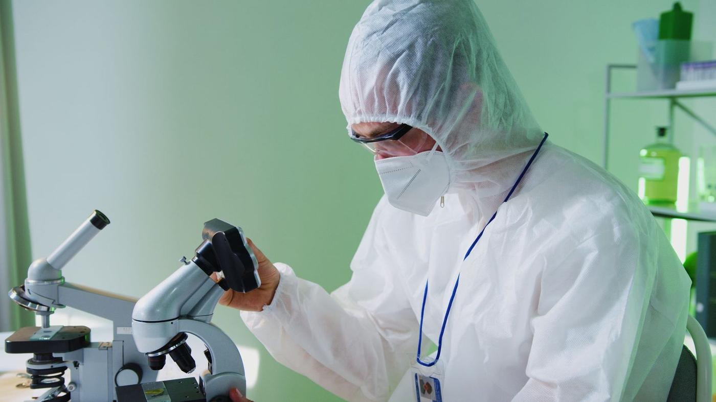پژوهشگر ژنتیک در حال کار در آزمایشگاه پیشرفته آلمان