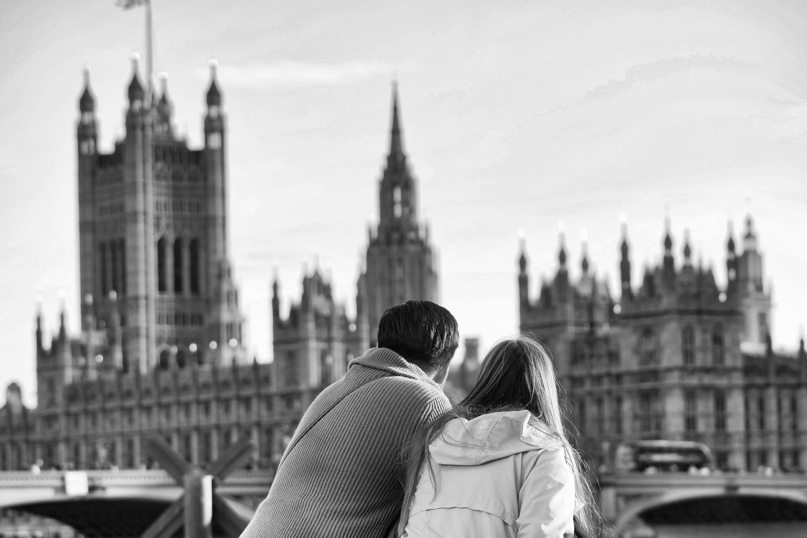زوج در حال قدم زدن در بریتانیا برای ویزای ازدواج