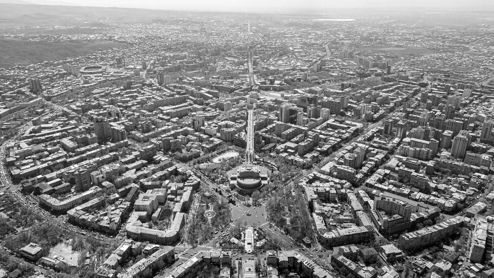 نمای مرکز شهر ایروان ارمنستان و وضعیت کاری