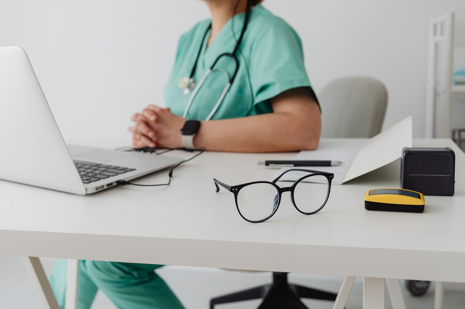 پرستار در حال مطالعه برای آزمون NCLEX