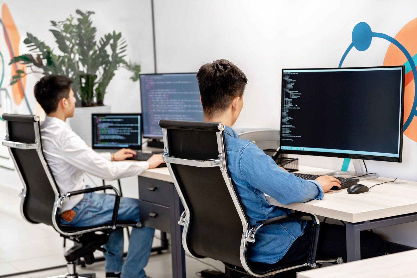 تیم توسعهدهندگان نرمافزار در حال کار در لیتوانی