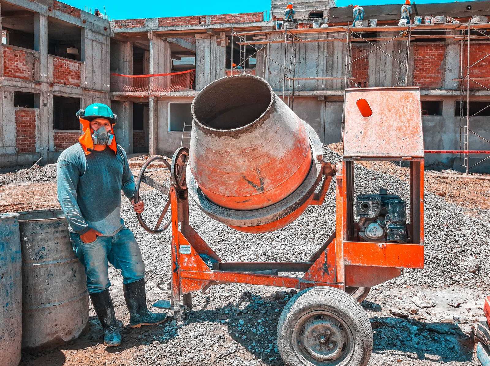 مهندس عمران در حال بررسی پروژه ساختمانی در تاجیکستان